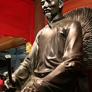 Konfuciova socha v chrámu Literatury.