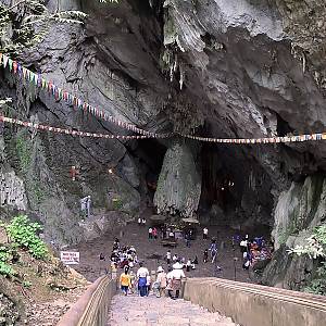 Ústí jeskyně Dračí tlama s Pagodou Ghua Huong (Pagoda vůní)