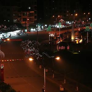 Město Cat Ba v noci z okna našeho hotelu