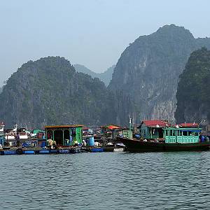 Zátoka Ha Long - plovoucí vesnice