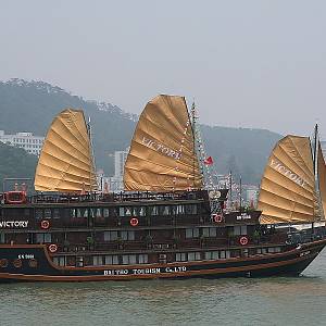 Typická pobřežní plachetnice (džunka), křižující vody zálivu Ha Long