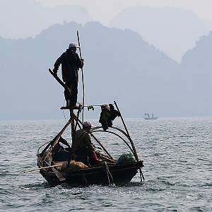 Rybářské bárky v zátoce Ha Long