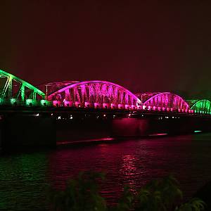 Most přes Voňavou řeku v nočním nasvětlení