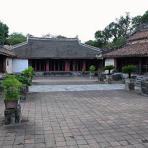 Mauzoleum Tu Duc - chrám Hoa Khiem (vpravo) a císařské divadlo (v pozadí)