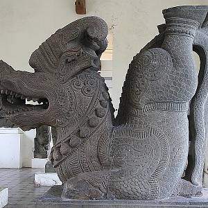 Čamské muzeum - kamenný drak z Tháp Mám (13. století)