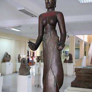 Čamské muzeum - bronzová socha bohyně Vary, vysoká 1,5 metru (9. století)