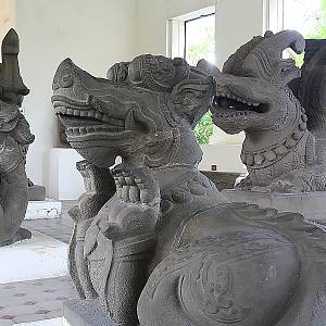 Čamské muzeum - skupina soch vodních příšer z Tháp Mám (13. století)
