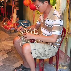 Pan Du Kien Thanh při výrobě lampionů