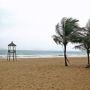 Pláž Cua Dai u Hoj An, v pozadí jeden z tzv. Čamských ostrovů