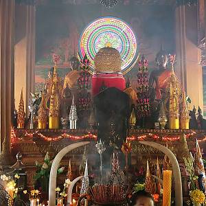 Městský pilíř (lák meuang) uctívaný ve Wat Si Muang