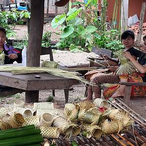 Ban Na, dívky vyrábějící košíky z bambusu