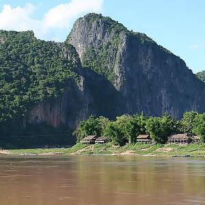 Útes Pha Hen nad ústím Nam Ou do Mekongu