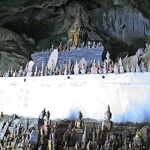 Sochy Buddhů uvnitř jeskyně