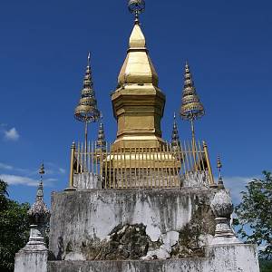 Stúpa That Chomsi na vrcholu Phu Si