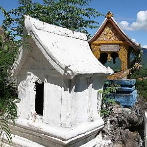 Chrámy na úbočí pahorku Phu Si