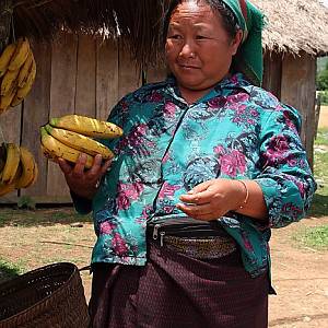 Hmongská žena na tržišti u vesnice Ban Non Pet