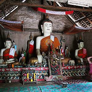 Wat Simungkhun, sochy Buddhů na oltáři