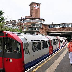 Metro na stanici Park Royal