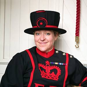 Moira Cameronová, první žena Yeoman (Beefeater)