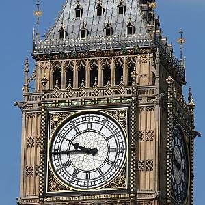 Hodiny na hodinové věži (Big Ben)