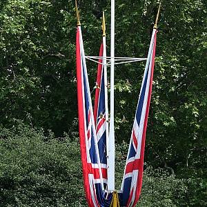 Vlajky před Buckinghamským palácem