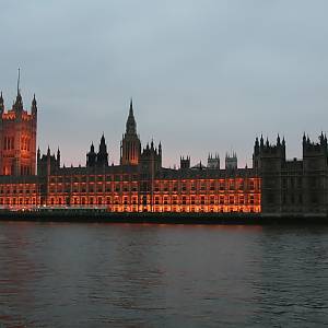 Parlament s hodinovou věží přes Temži v podvečer