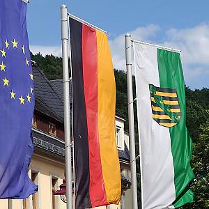 Vlajka EU, Německa a Saska hezky pohromadě