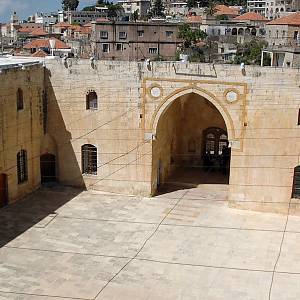 Deir el-Kamar, nádvoří saraje