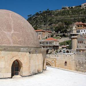Deir el-Kamar ze střechy saraje