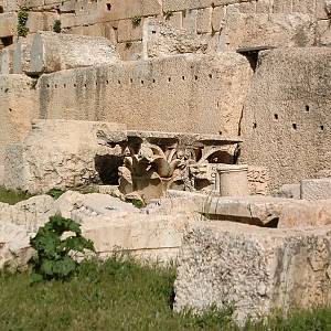 Kamenné bloky terasy Jupiterova chrámu