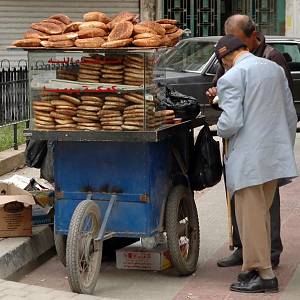 Tripolis, prodej pečiva na ulici
