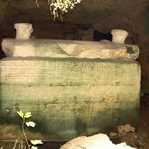 Byblos, Ahiramova hrobka (1200 př.n.l.)