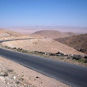 Silnice pouští ke klášteru Mar Musa