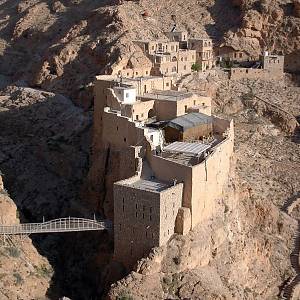 Pohled na klášter Mar Musa z okolních kopců