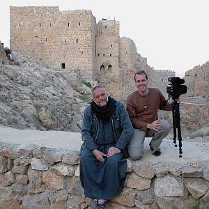 Honza a otec Paolo před klášterem