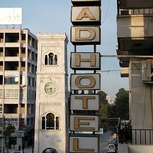 Pohled z našeho hotelu v Hamě na hodinovou věž