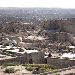 Aleppo - citadela a město v pozadí