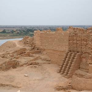 Dura Europos - průhled k Eufratu přes starou citadelu 