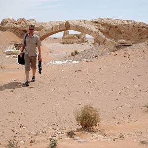 Těžká práce kameramana v poušti (u zámku Hayr al-Kasr al-Gharbi)