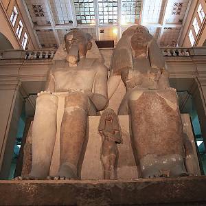 Kolosální sousoší faraona Amenhotepa III. a jeho manželky Teje ve vstupní hale 