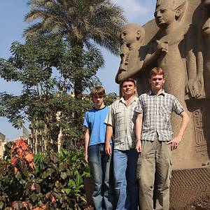 Já s Vítkem a Markem v zahradě Egyptského muzea v Káhiře