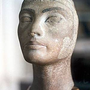 Nedokončená busta královny Nefertiti (kolem 1330 př. n. l.)