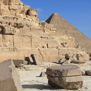 Gíza - Chufuova pyramida od Rachefovy  pyramidy