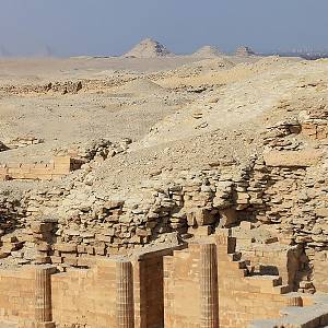 Pohled ze Sakkáry na pyramidy v Abúsíru (v popředí) a Gíze (v pozadí)