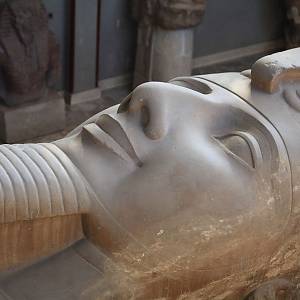Memfis - kolosální socha Ramesse II., detail hlavy