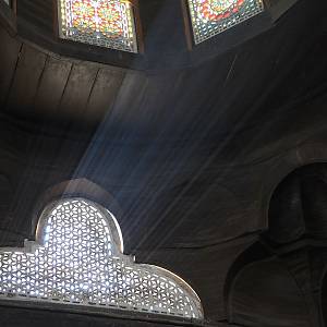 Uvnitř Ibn Túlúnovy mešity