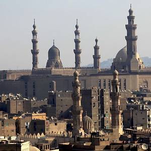 Celkový pohled na mešitu a madrasu sultána Hassana a mešitu ar-Rifáí