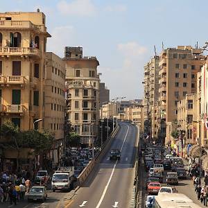 Ulice al-Azhar z lávky vedoucí na chán al-Chalílí