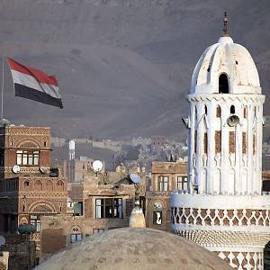 Sanaá - minaret mešity Talha nad střechami starého města 