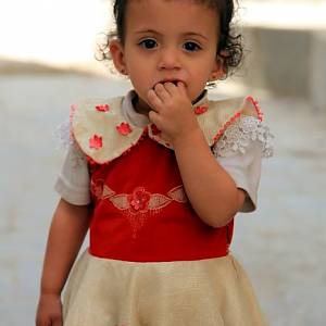 Sanaá - tahle holčička si ještě užívá nezahaleného světa
